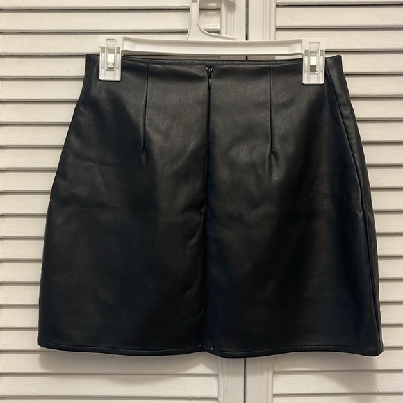 beginning boutique leather mini skirt with slit - Picture 3 of 4